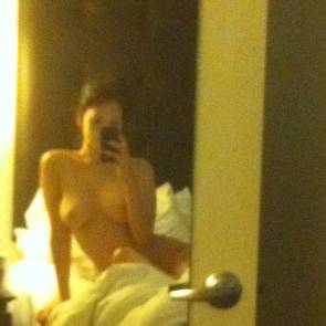 Jennifer Lawrence boobs in bed mirror selfie