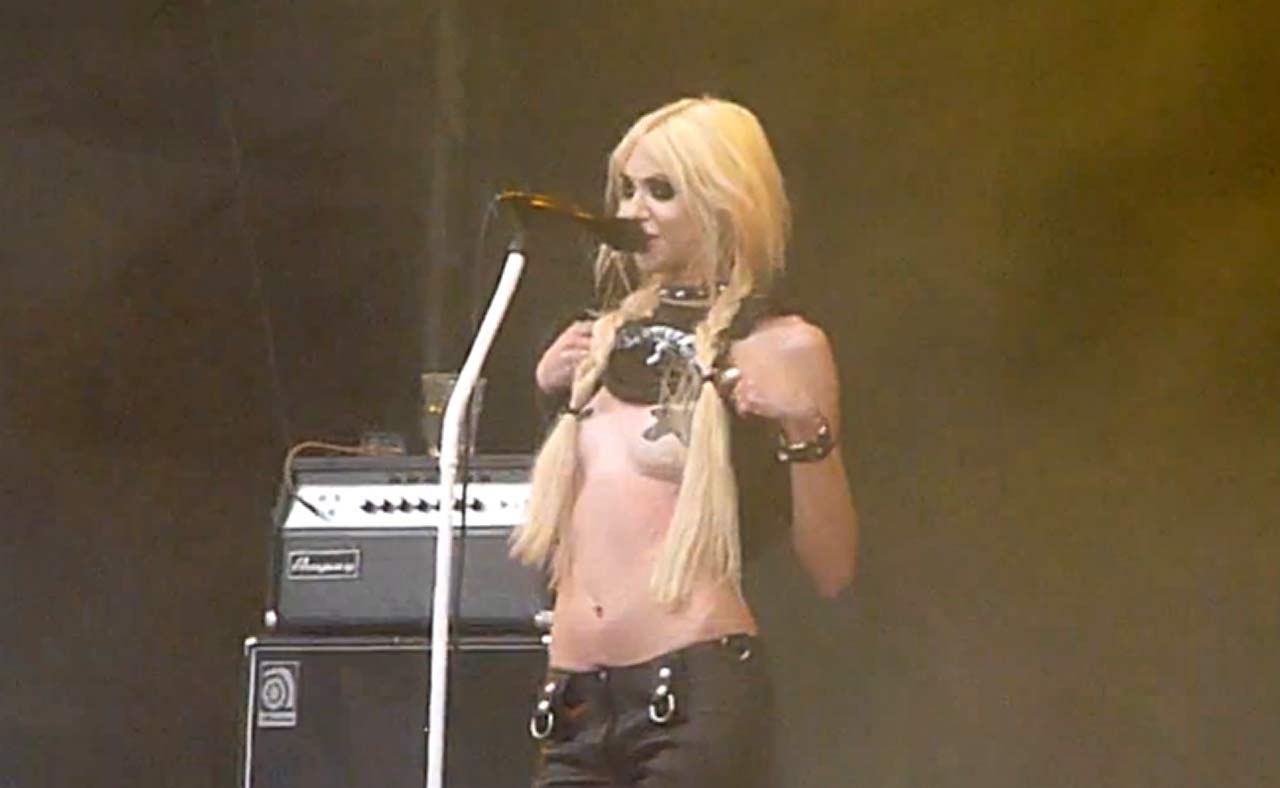 Taylor momsen flashing tits
